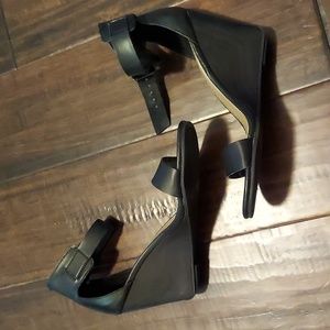 Black Wedge Sandel. Kenneth Cole. Size 6.